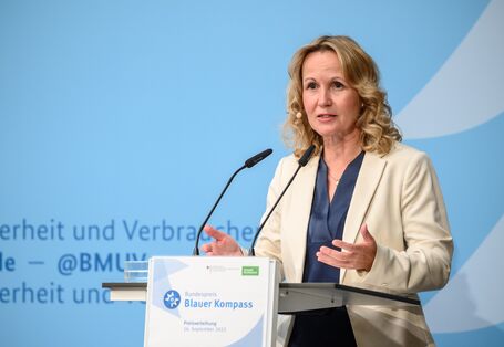 Bundesumweltministerin Steffi Lemke hielt anlässlich der Verleihung eine Rede am Rednerpult.