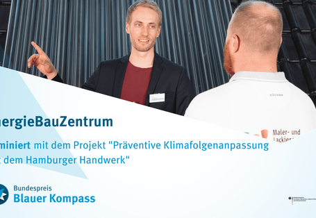 Handwerker in der Kundenberatung zu Solartechnik und Hitzeschutz durch Auswahl des richtigen Dämmstoffs im Dachbereich.