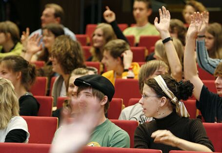 Viele Zuhörer heben die Hand, um eine Frage zu stellen oder ein Statement abzugeben.