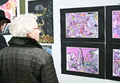 Viele Interessierte Gesichter schauten sich zur Preisverleihung die ausgestellten und prämierten Arbeiten an.