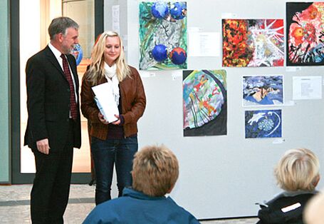 UBA Präsident mit blonder Frau am reden