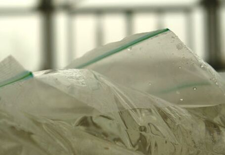 Wasser abgefüllt in Plastikbeutel-artige Gefäße