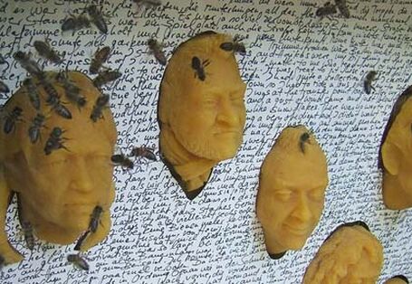 Kunstwerk aus Wachsgesichtern & Bienen
