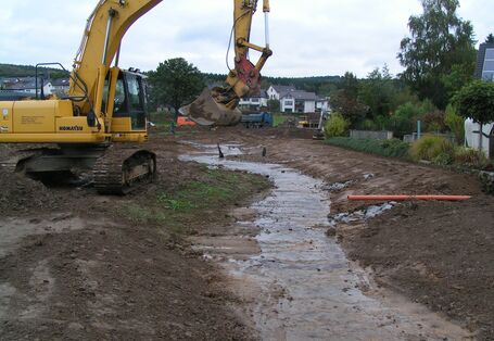 Baggerarbeiten an einem kleinen Gewässer