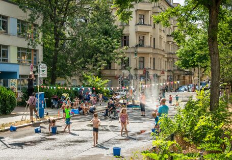 Spielende Kinder auf der Straße