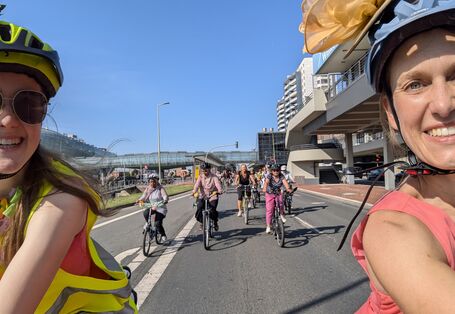 Frauen auf Fahrrädern