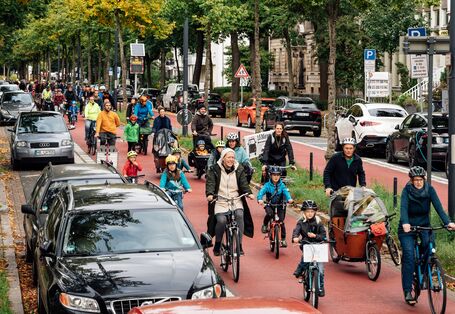 Kinder und Erwachsene fahren Rad