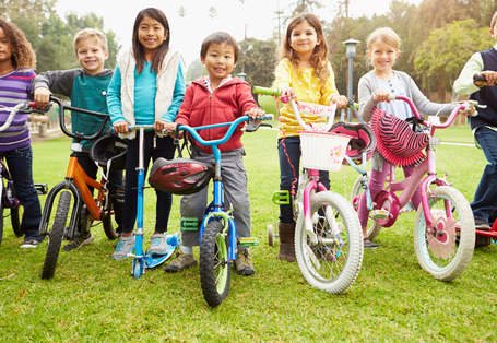 kinder mit Fahrrad