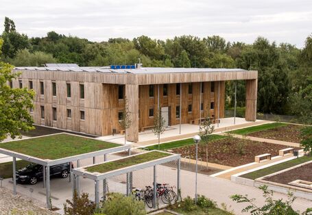 modernes Bürogebäude aus umweltfreundlichen Baumaterialien an einem Berliner Standort des UBA (im Bezirk Berlin-Marienfelde)