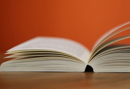 ein aufgeschlagens Buch