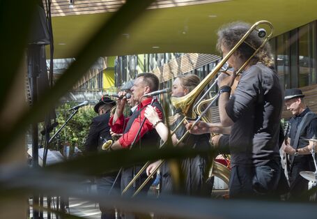 Die Band Port Royal auf der Bühne am 15.06.2024. Zu sehen sind einige Mitglieder der Band, die ein Instrument spielen oder singen. 