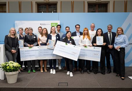 Preisträger und Preisträgerinnen des Wettbewerbs Blauer Kompass 2024 auf einem Gruppenbild 