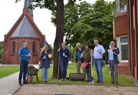 Wettbewerb Blauer Kompass stellt seine Bewerber vor, damit abgestimmt werden kann, welches Projekt gewinnt. Zu sehen Menschen der Gemeinde Stockelsdorf mit ihrer Einsaat Wildblumen.