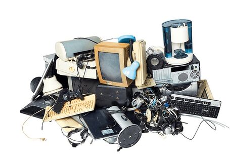 Ganz viele alte elektronische Geräte aufeinander gestapelt. 