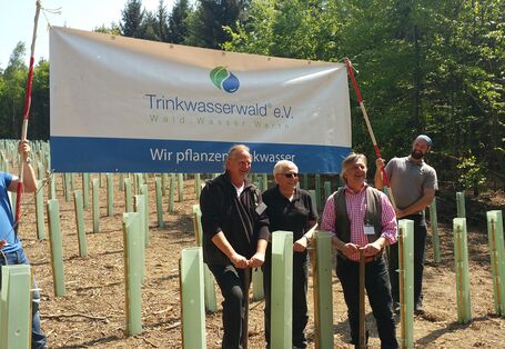 Wettbewerb Blauer Kompass stellt seine Bewerber vor, damit abgestimmt werden kann, welches Projekt gewinnt. Zu sehen der Trinkwasserwald e.V.: Nach der Pflanzung – der Vorstand dankt den pflanzenden Teilnehmern 