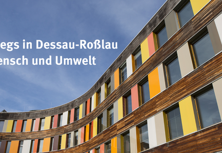 Ein Bild vom UBA-Hauptgebäude in Dessau-Roßlau mit dem Schriftzug und Titel der Veranstaltung UBAwegs in Dessau-Roßlau für Mensch und Umwelt 