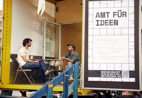 Wettbewerb Blauer Kompass stellt seine Bewerber vor, damit abgestimmt werden kann, welches Projekt gewinnt. Hier zu sehen die UrbanLab_Beratung im Amt für Ideen.