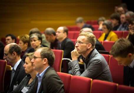 Teilnehmer sitzen im Hörsaal