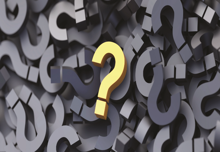 Das Bild zeigt eine Grafik, in der viele hell- und dunkelgraue Fragezeichen übereinandergestapelt sind. Oben auf liegt ein gelbes Fragezeichen.