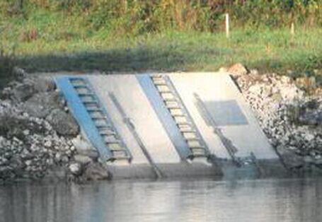 Ansicht einer technischen Anlage des Flusswassers.