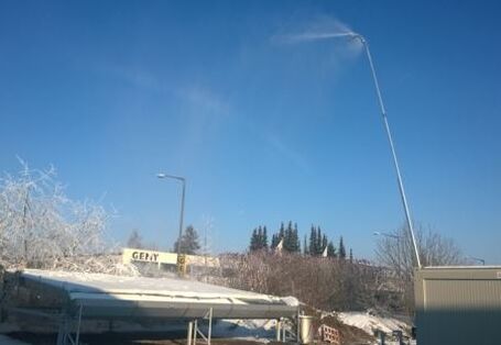 Lanzen, die ein flaches Feld der Brauerei beschneien.