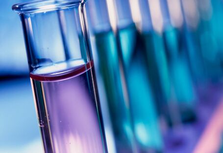 Reagenzgläser mit violetter Flüssigkeit