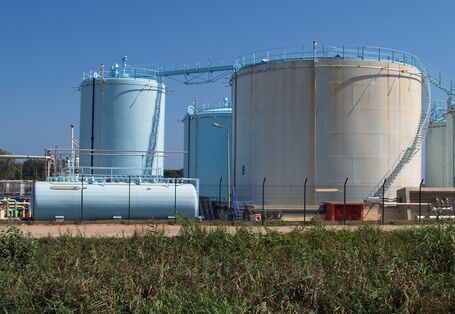 Silos einer Ölraffinerie