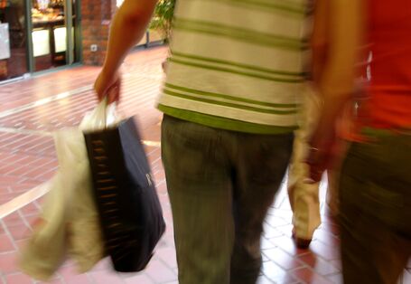 Mann mit Einkaufstaschen