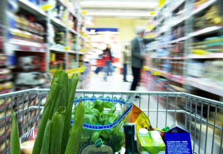 Einkaufswagen im Supermarkt