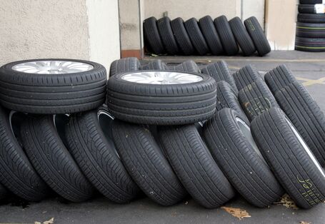 Alte Autoreifen auf einem Stapel