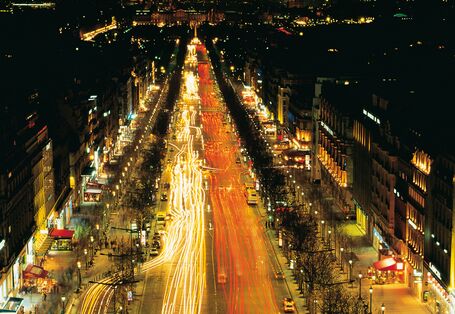 große Hauptverkehrsstraße hell beleuchtet bei Nacht