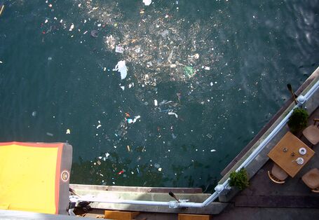 Istanbuler Hafen mit Abfall aus Vogelperspektive