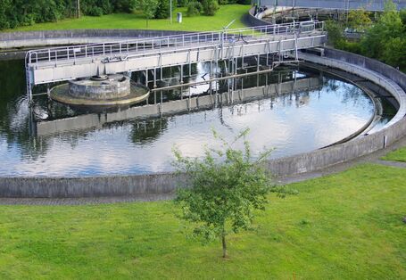 Klärbecken mit Spiegelung