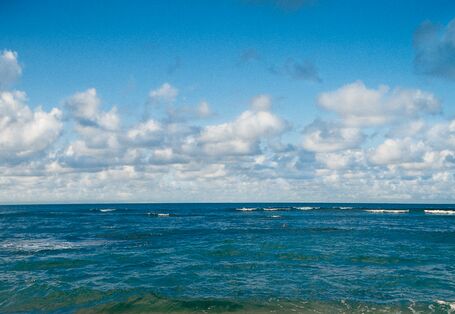 Meereshorizont mit Wolken am Himmel