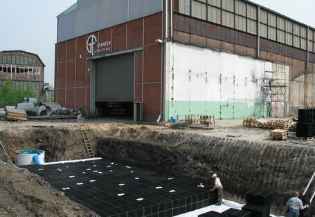 Baustelle neben Fabrikgebäude