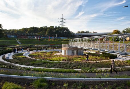 Personen in einem konzentrisch angelegten Garten