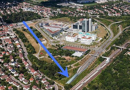 Luftbildaufnahme Stuttgart-Vaihingen. Ein Pfeil markiert die Ventilationsachse