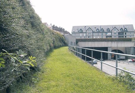 Ein Rasenweg verläuft zwischen Böschung und Kanal