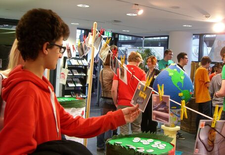 Publikum in der Ausstellung zur Anpassung an den Klimawandel.