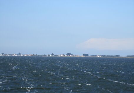 Die Ostsse im Vordergrund und die Insel Hiddensee im Hintergrund