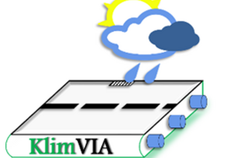 Eine grafische, minimalistisch gezeichnete Darstellung eines Straßenabschnitts im Schnitt. Oberhalb der Straße sind eine helle und eine dunkle Wolke gezeichnet, aus denen Regentropfen fallen und hinter denen die Sonne hervorscheint. Im Straßenbelag sind unter der Oberfläche drei blaue Rohre dargestellt. An der Seite steht der Schriftzug "KlimVIA".