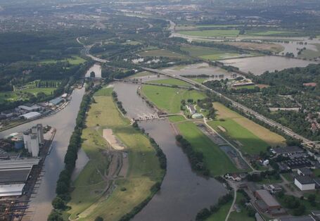Ein von starker Nutzung geprägte Landschaft mit Flüssen und Kanälen aus der Vogelperspektive