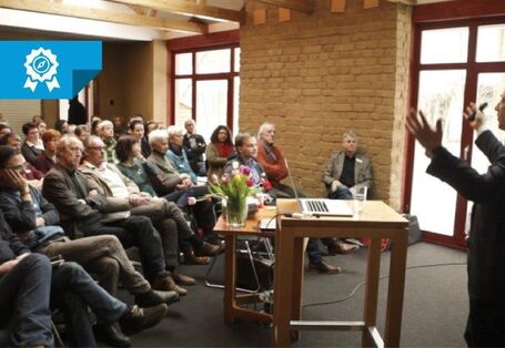 Ein Referent trägt auf dem Fachtag vor