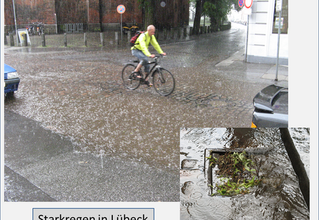Ein Mann in einem hellgrünen Pullover und mit Rucksack auf dem Rücken fährt mit seinem Fahrrad auf einer Straße mit Pflastersteinen ungeschützt durch besonders starken Regen. Im Hintergrund sieht man einen Ausschnitt von einem Backsteingebäude mit Fahrrädern und Fahrradständer im Vordergrund, begrenzt durch Natursteinpoller zur Straße hin. Die Straßen werden durch Bäume und Autos gesäumt. Im Vordergrund rechts unten sieht man das Bild eines vom Regen mit Pflanzenresten zugeschwemmten Gulli.