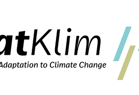Logo DatKlim in Schrift mit kühlfarbenen Streifen abschließend auf der rechten Seite versetzt