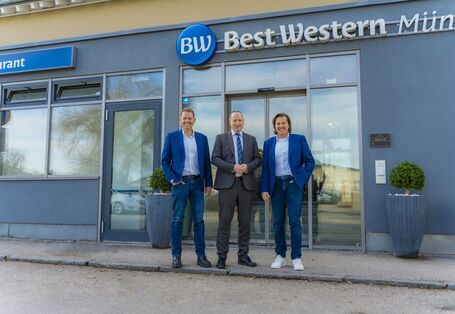 Hotel Best Western Eingang mit dem Hoteldirektor Christian Wolf und den Inhabern von KlimaShop! Peter und Armin Spenlger 