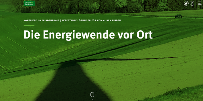 Startansicht des Scrollytellings "Die Energiewende vor Ort". Auf dem Hintergrundbild wirft eine Windkraftanlage einen Schatten auf ein Feld