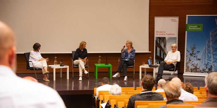 Öffentlicher Auftakt zum StadtLabor DE-RSL am 23. August 2024 mit der ehemaligen Umweltministerin Steffi Lemke, der UBA-Vizepräsidentin Lilian Busse sowie Jacqueline Lohde, Bürgermeisterin und Beigeordnete für Bauen und Stadtgrün der Stadt Dessau-Roßlau