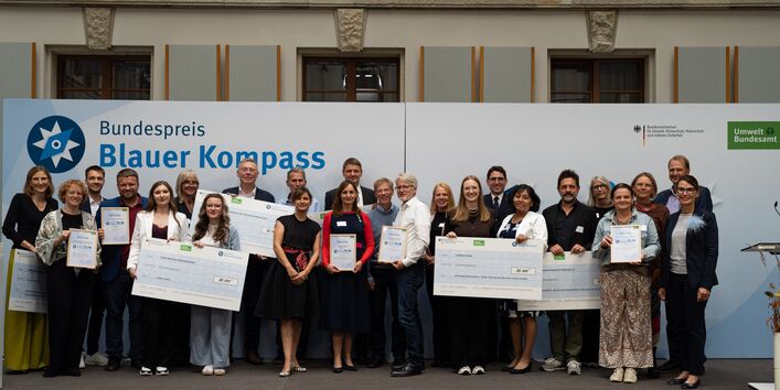 Das Foto zeigt die Sieger*innen des Bundespreis "Blauer Kompass" 2026