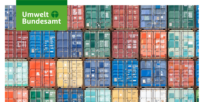 Das Einstiegsbild für den Newsletter zeigt gestapelte Schiffscontainer